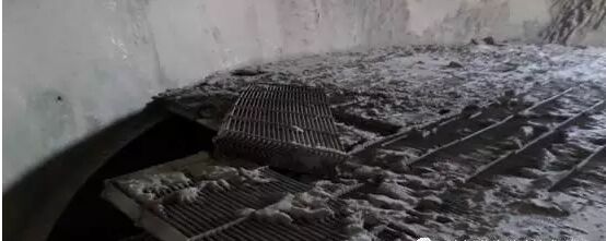 結(jié)垢后的脫硫塔除霧器現(xiàn)場(chǎng)圖片