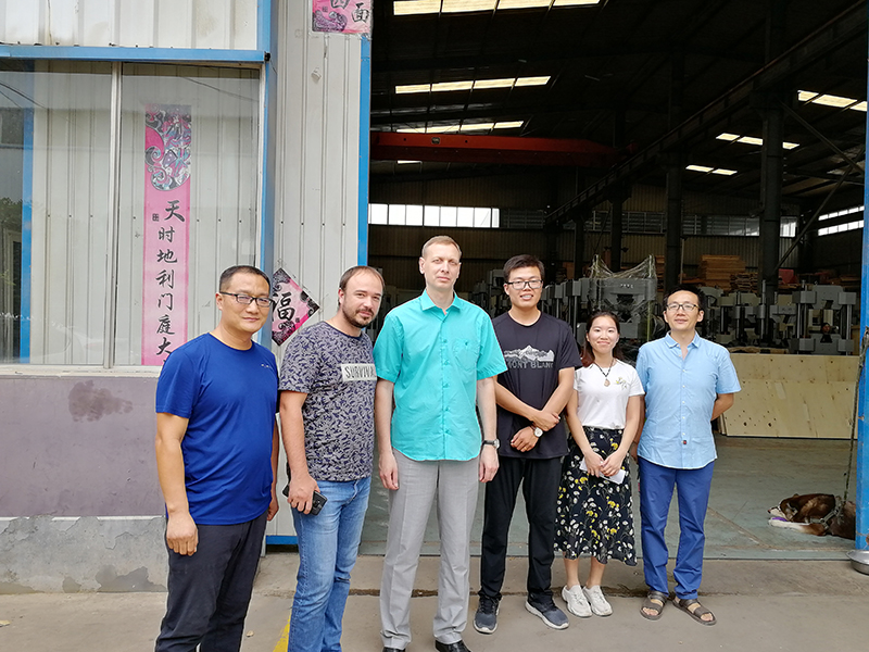 俄羅斯客戶到廠驗(yàn)收機(jī)器,獲得客戶一致好評